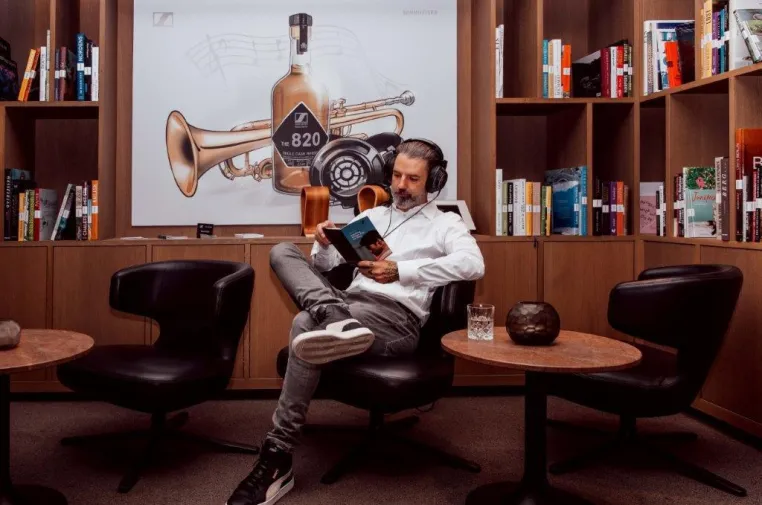 Bild: SENNHEISER AUDIO LOUNGE IM H’OTELLO K’80