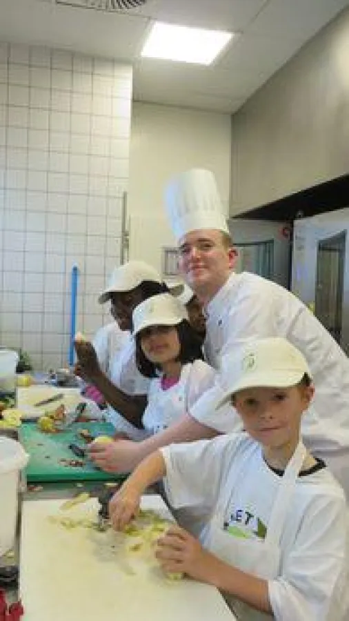 Kücheneinsatz der Mittagskinder auf dem PLANET 21 Day im Sofitel Hamburg Alter Wall (Copyright: Acco
