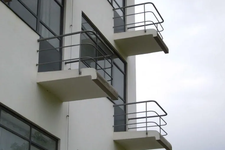 Bild: Damit der Balkon kein Feuchtbiotop wird
