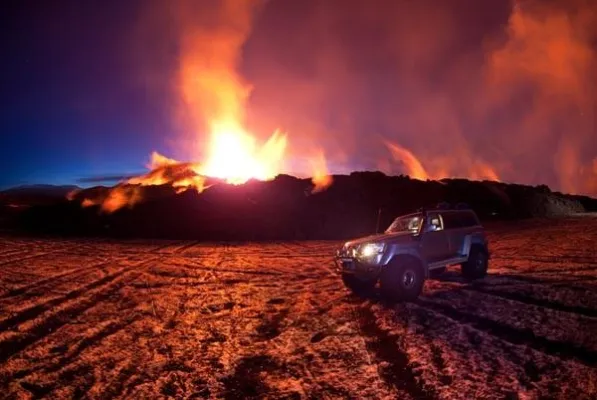 Bild: Durchs Eis zum Feuer - Tour zum Vulkanausbruch auf Island
