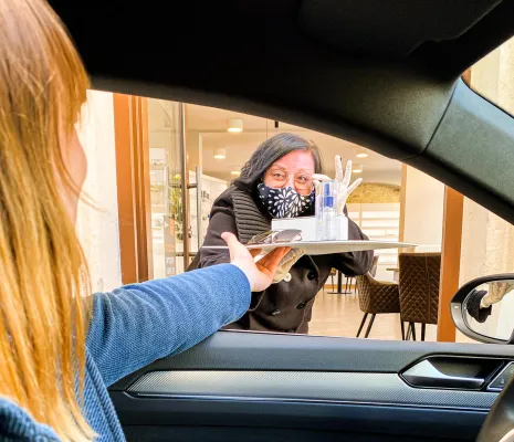 Bild: Erster Optiker-Drive-in Deutschlands, um allen Corona-Helden und Älteren zur Seite zu stehen