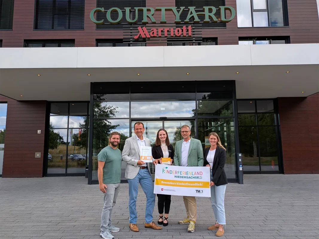 Zertifikatübergabe ans Courtyard by Marriott Wolfsburg (© WMG Wolfsburg)