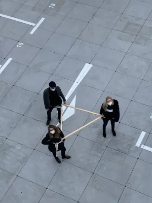 Distantly Dancing – mit Abstand am besten! Choreographisches Labor auf dem Presseparkplatz Köln Messe Bild: Distantly Dancing – mit Abstand am besten! Choreographisches Labor auf dem Presseparkplatz Köln Messe