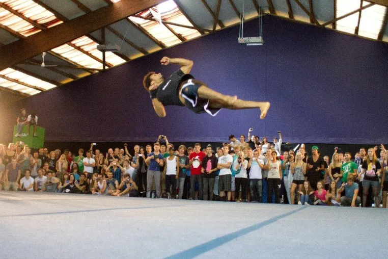 Parkour, Slacklining, Breakdance, Tricking jetzt kostenfrei ausprobieren Bild: Parkour, Slacklining, Breakdance, Tricking jetzt kostenfrei ausprobieren
