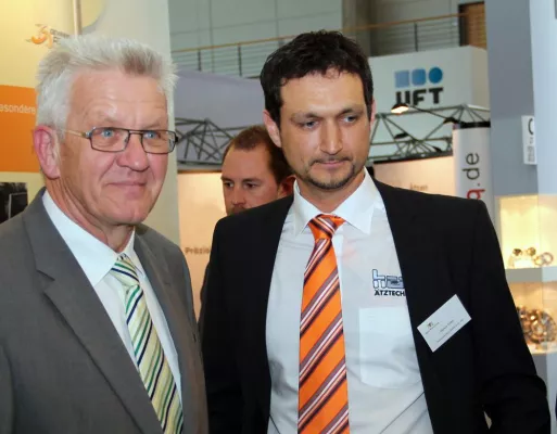 Bild: Ministerpräsident Winfried Kretschmann informiert sich bei Herz über das Potenzial der Ätztechnik
