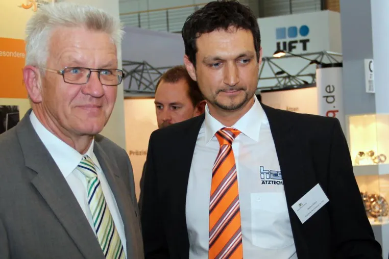 Bild: Ministerpräsident Winfried Kretschmann informiert sich bei Herz über das Potenzial der Ätztechnik
