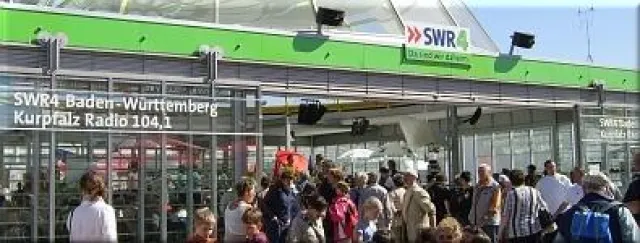 Bild: Maimarkt Mannheim 2011: Knie-Experte Dr. Franz in Gläsernem Studio von SWR 4