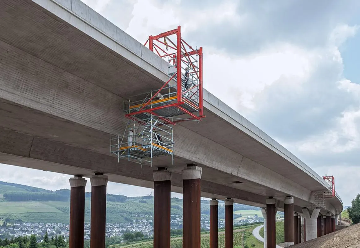 Zwei fahrbare PERI Hängegerüste sorgten für eine optimale Zugänglichkeit