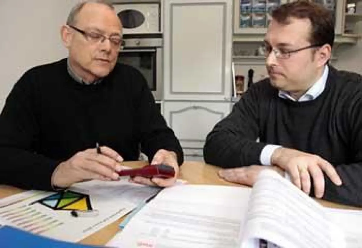 Energie Experte Dr. Wolfgang Lipp führt mit Eigenheimbesitzer Eric Pfüller den Gebäudeenergie-Check durch