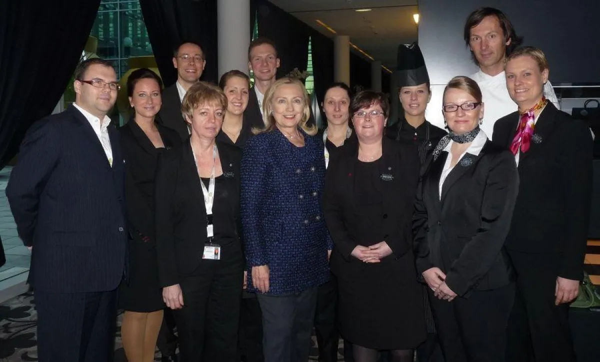 Hillary Clinton (mitte) im Kameha Grand Bonn