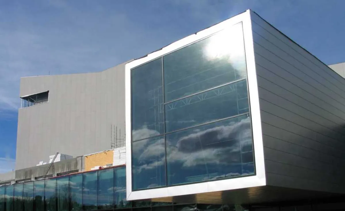 Die neue Glasfassade gibt dem Festspielhaus ein gänzlich neues Gesicht. (Foto: Pzwei. Pressearbeit/Wolfgang Pendl. Abdruck honorarfrei zur Berichterstattung über das Festspielhaus Bregenz. Angabe des