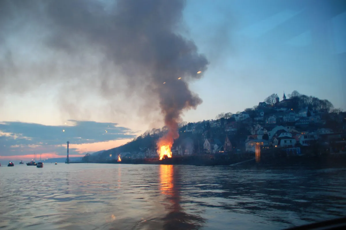 GREGORS Schiffsvermietung Osterfeuerfahrt am Ostersamstag Richtung Blankenese