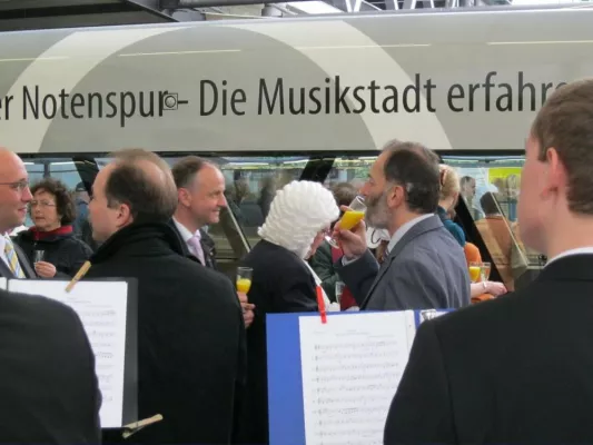 Bild: Notenspur-Zug wirbt für Musikstadt Leipzig - Jetzt kommt die Notenspur in Fahrt