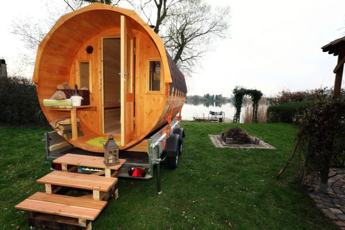 mobiles Sauna-Fass an einer schönen Location