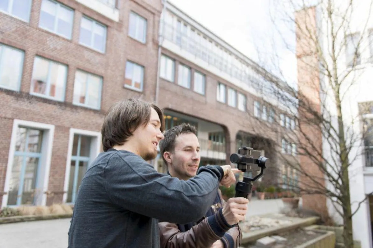 Philipp Seiffert erklärt den Workshop-Teilnehmern die Vorteile des Gimbals Freevision VILTA-M.