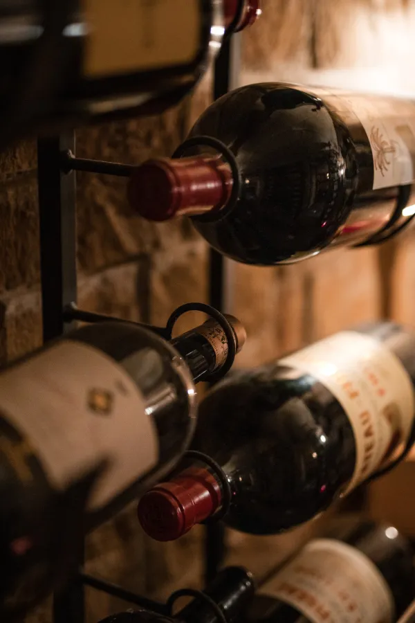 Edle Weinflaschen im Weinkeller des Spa Hotels Jagdhof (© (C)Spa Hotel Jagdhof)
