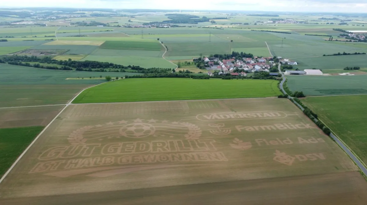XXL-Botschaft aus Maispflanzen zur Fußball-WM 2026 (© Field Ads)