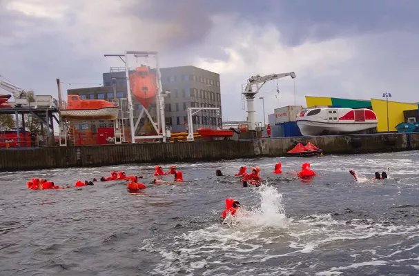 Bild: Sea Survival Training für Seglerinnen