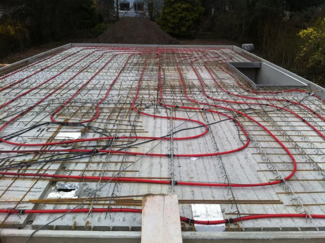 Installation of the thermal activation into the ceiling between cellar and ground floor in the prototype building. (ISFH)