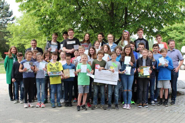 Bild: Volksbank unterstützt Känguru-Wettbewerb des Johannes-Turmair-Gymnasiums