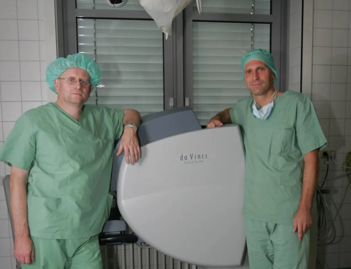 Professor Dr. Michael Stöckle (links),  Direktor der Klinik und Poliklinik für Urologie und Kinderurologie am Universitätsklinikum des Saarlandes und der stellvertretende Direktor, Professor Dr. Stefa