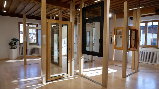 Bild: Neugestaltete Fenster-Ausstellung in Bachmehring
