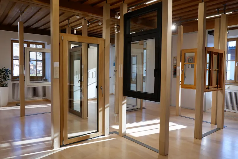 Bild: Neugestaltete Fenster-Ausstellung in Bachmehring