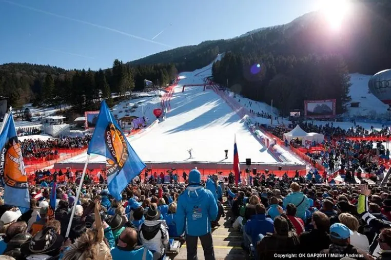 Bild: Podeste, Tribünen und Bodenschutzsysteme für die FIS Alpine SKI-WM 2011