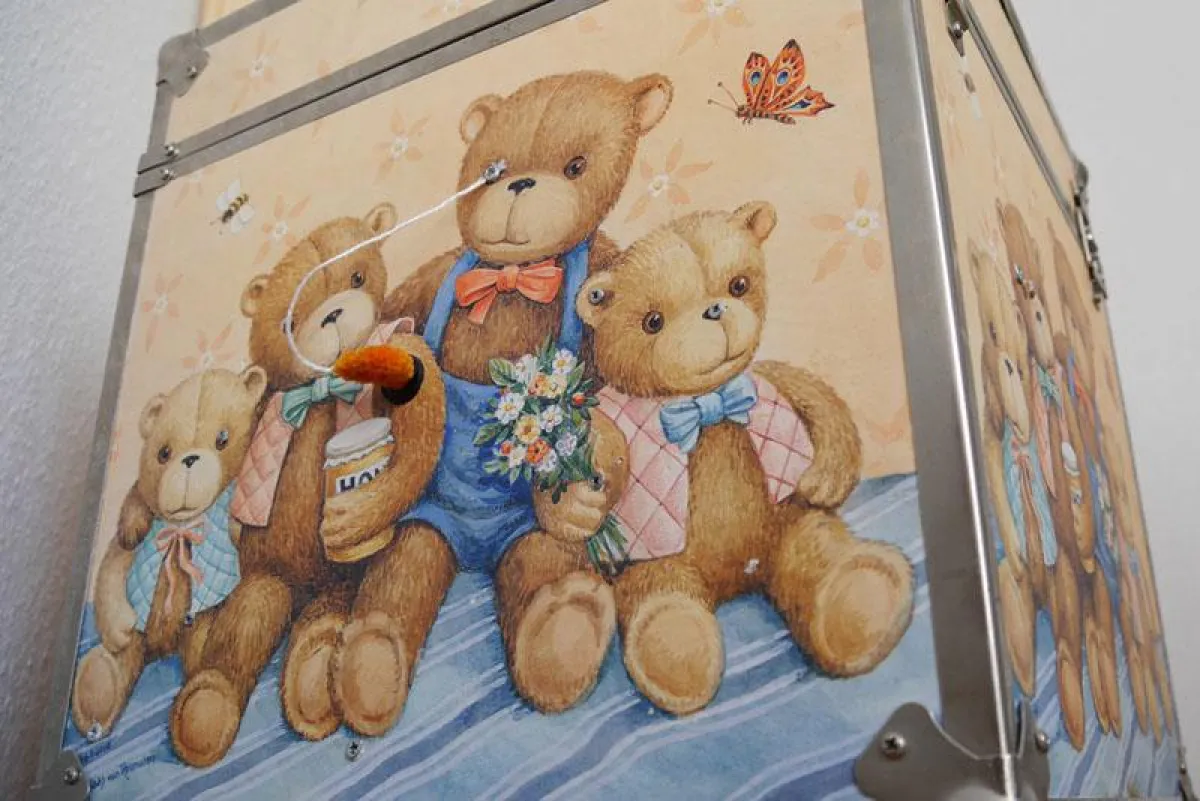 Was hat es mit diesen schrägen Bären auf sich? In einer Stunde müssen solche Rätsel gelöst werden.