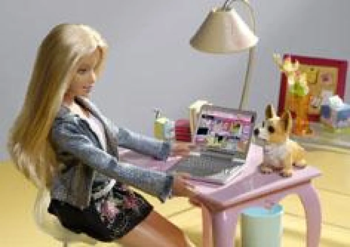 An ihrem Sekretär mit modernem Drehstuhl erledigt Barbie ihre geschäftlichen Dinge mit Links. Dank der Stehlampe kann Barbie auch noch bis spät in den Abend an ihrem Laptop arbeiten.