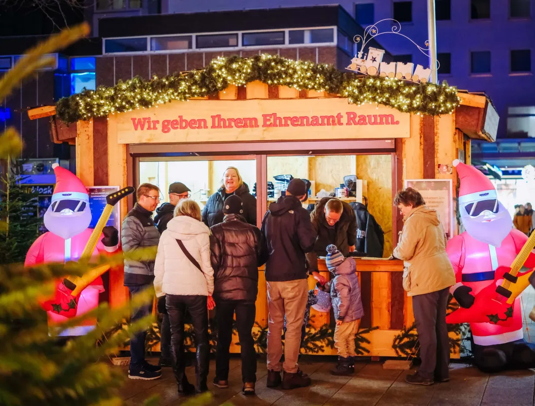 Ehrenamtshütte auf dem Wolfsburger Weihnachtsmarkt (© WMG Wolfsburg)