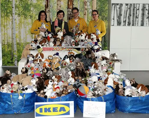 Bild: Kuscheltiere für kleine Patienten. IKEA spendet für Missio Kinderklinik am Mönchberg.