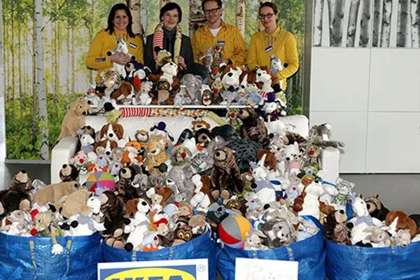 Bild: Kuscheltiere für kleine Patienten. IKEA spendet für Missio Kinderklinik am Mönchberg.