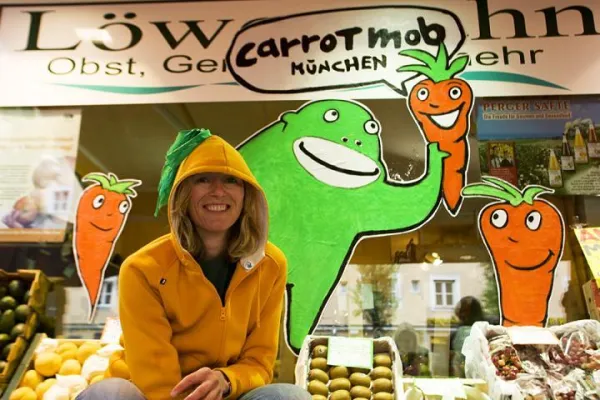 Bild: Carrotmob-Erfinder Brent Schulkin aktiv in München