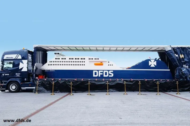 Bild: Weltgrößtes LEGO Schiff auf den Hamburger Reisetagen 2016