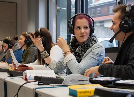 Bild: Schülerinnen und Schüler der Oskar Kämmer Schule nutzen multimediale Angebote