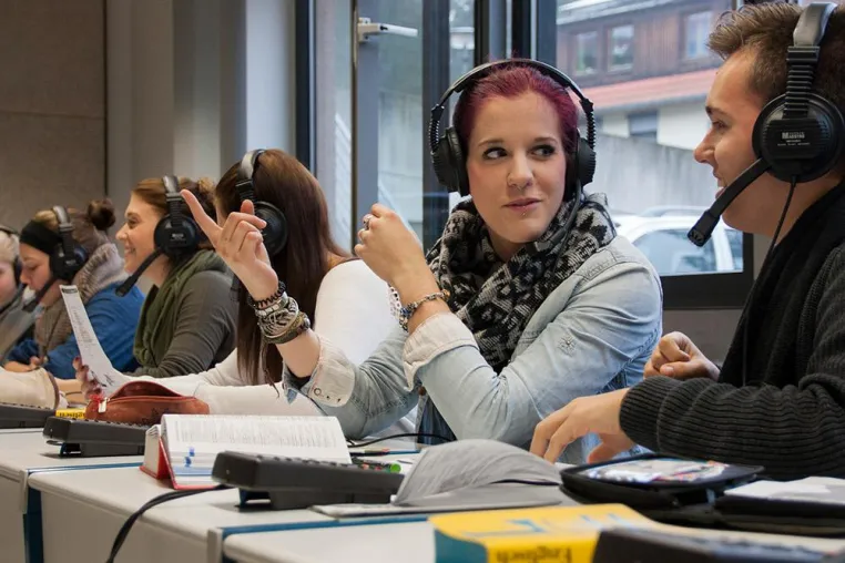 Bild: Schülerinnen und Schüler der Oskar Kämmer Schule nutzen multimediale Angebote