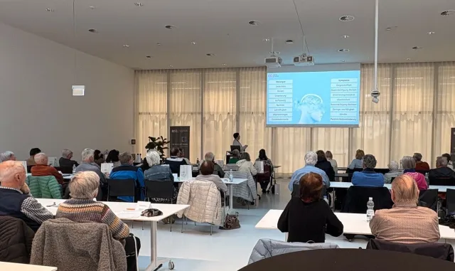 Bild: Großes Interesse in Friedrichshafen: HÖRTEC informiert über Hören, Gehirn und geistige Fitness