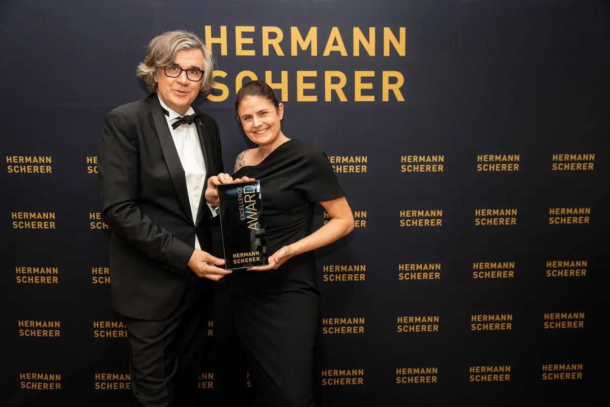 Hermann Scherer überreicht den Gold Excellence Award für Rede über die eigene Beerdigungsplanung (© Dominik Pfau)