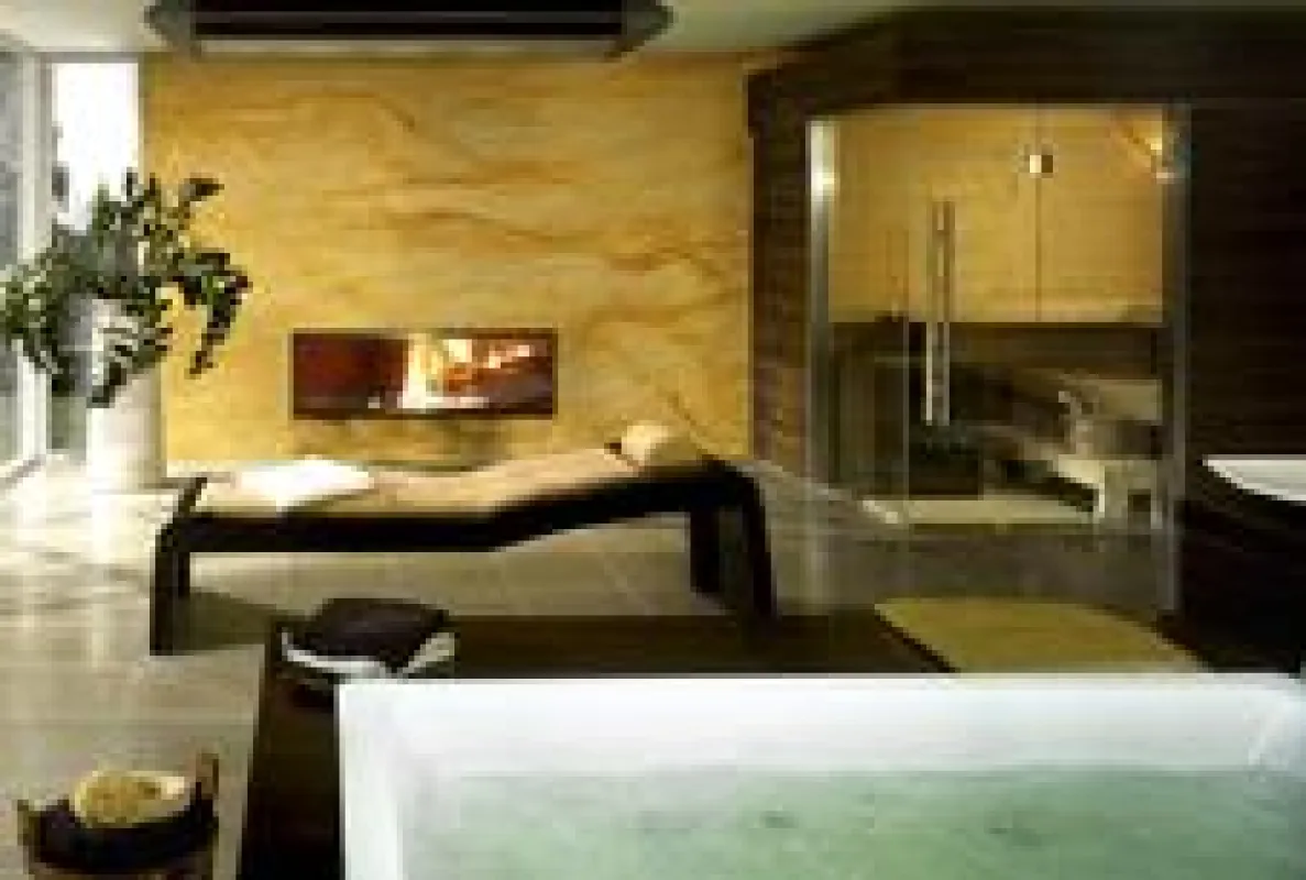 Dunkle, lebhaft gemaserte Hölzer setzen Wohn-Akzente: Während von außen die Sauna aus dem Hause B+S FINNLAND SAUNA mit einer Makassar-Holzverkleidung aus der  Baureihe Viitta® die Blicke auf sich zieh
