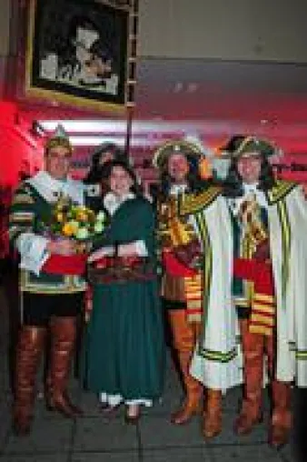 Reiterkorps Jan von Werth vor dem Mercure Hotel Köln City Friesenstraße Bild: Reiterkorps Jan von Werth vor dem Mercure Hotel Köln City Friesenstraße