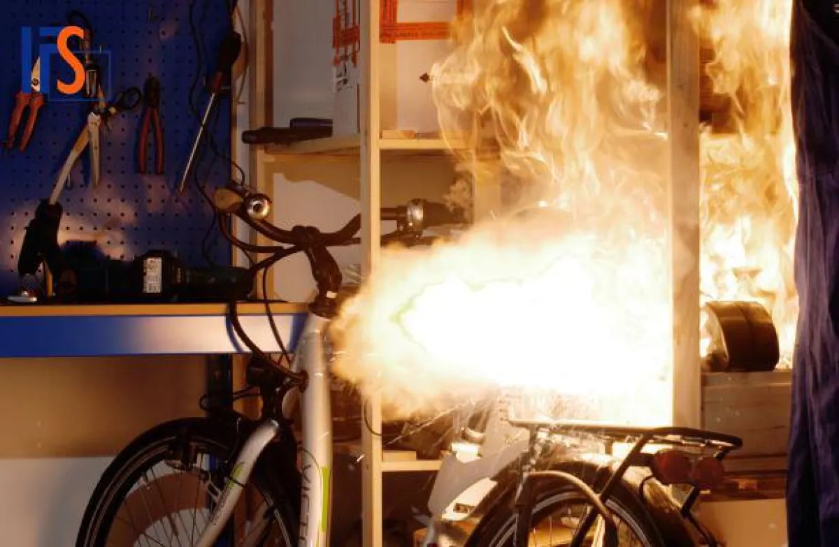 Foto aus dem neuesten IFS-Schadenverhütungsfilm: Der Akku des E-Bikes explodiert beim Laden und veru
