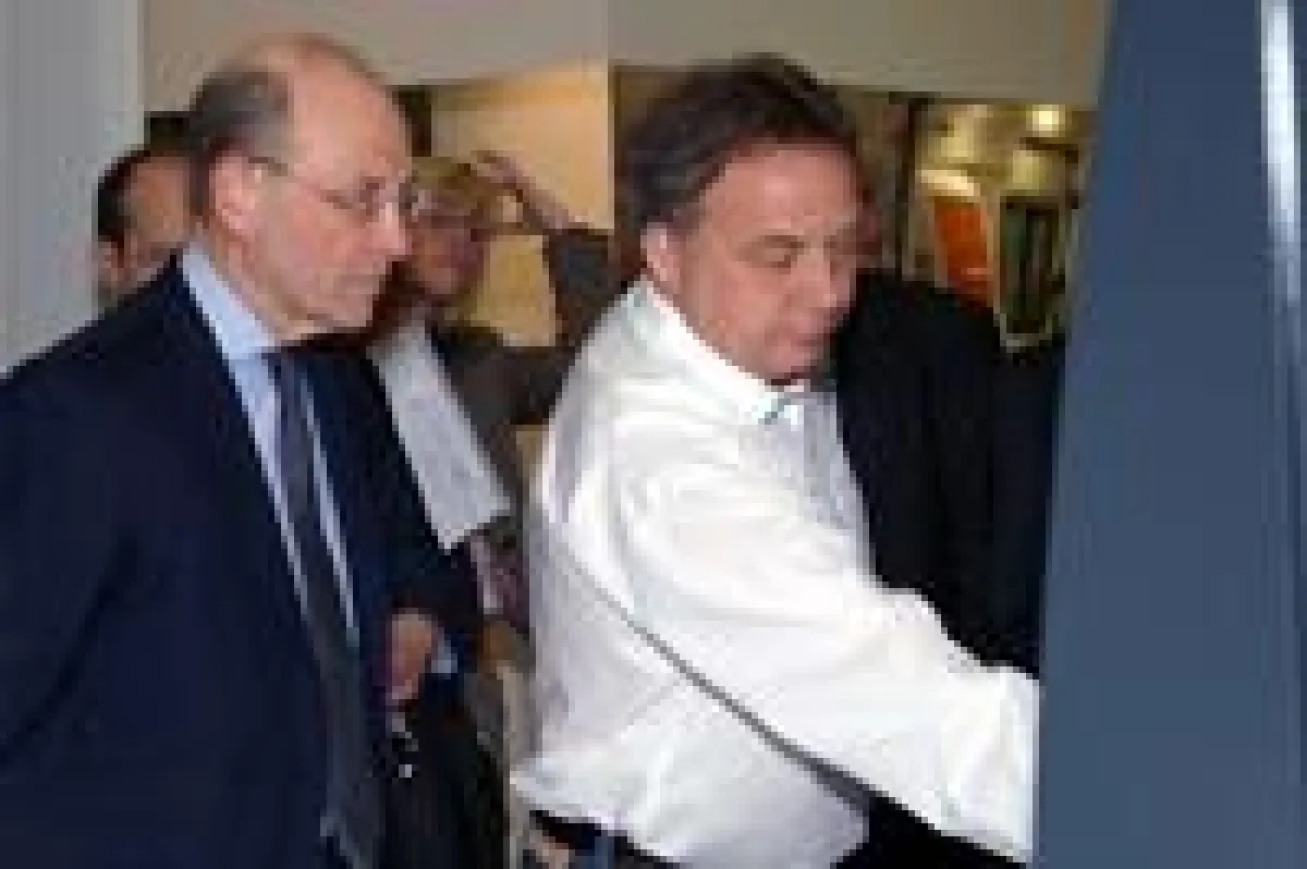 Apotheker Jens Wiegland (rechts) erläutert Dr. Klaus Theo Schröder, Staatssekretär im Bundesministerium für Gesundheit, die Funktionsweise des visavia Terminals.