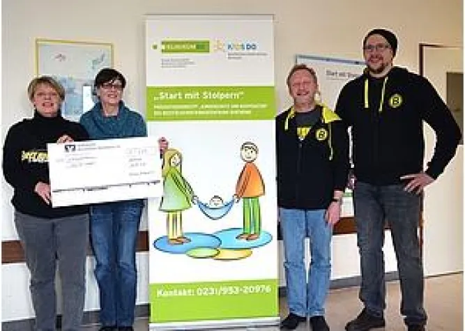 Bild: BVB-Fanclub Britannia Dortmund spendet an "Start mit Stolpern"