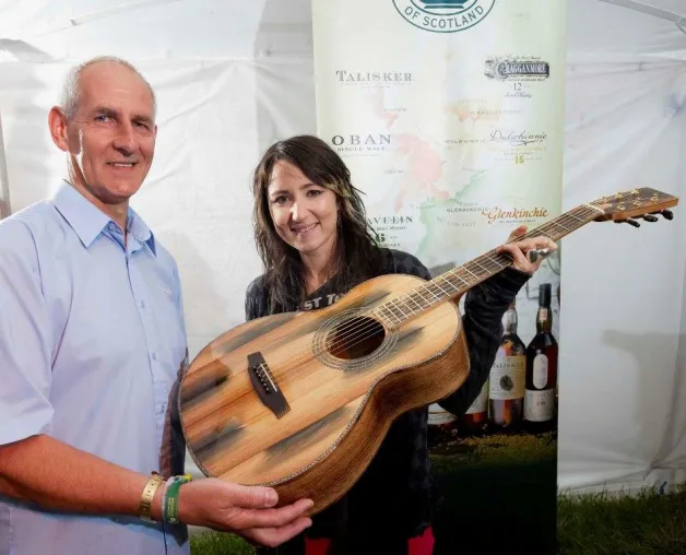 Songs from the Wood: KT Tunstall besitzt einzige “Talisker“-Gitarre der Welt Bild: Songs from the Wood: KT Tunstall besitzt einzige “Talisker“-Gitarre der Welt