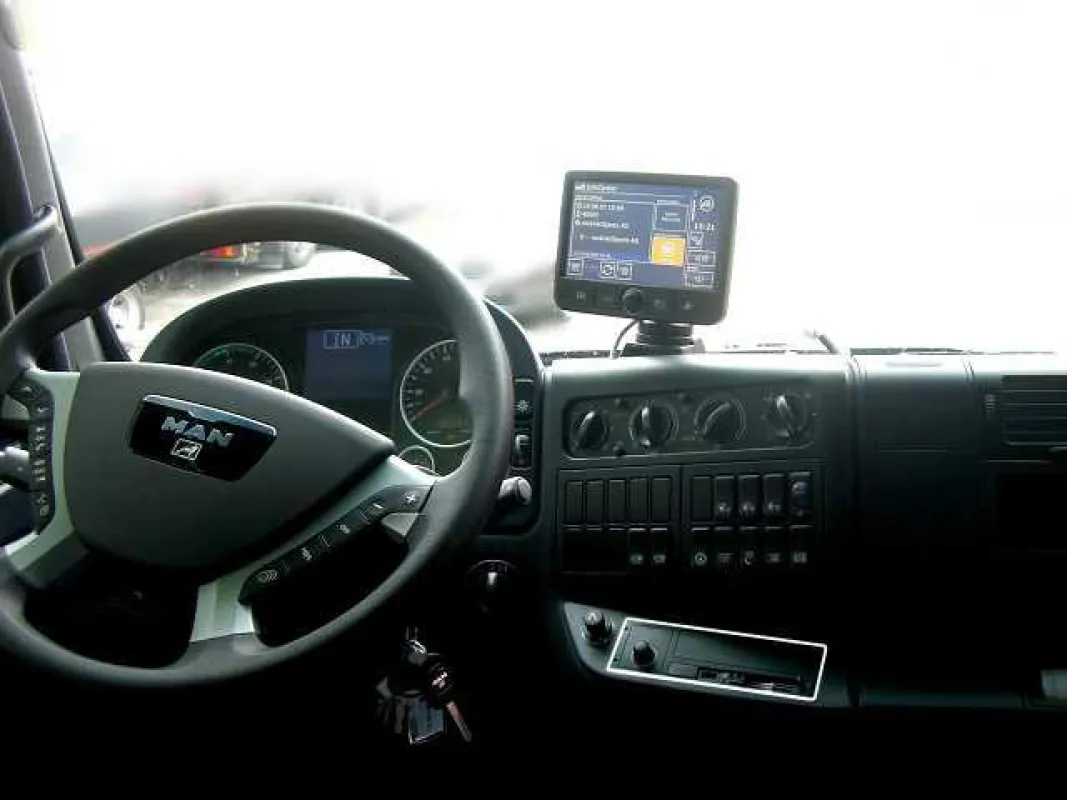 Das Grundgerät des professionellen Lkw-Fahrzeugrechners TeleDrive passt in den DIN-Radioschacht, die fast 18 Zentimeter große berührungssensitive Touchscreen ist in Blickfeld und Reichweite des Fahrer