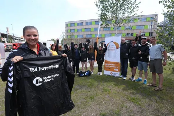 Bild: 62. Übergabe Stadtwerke Lübeck Trikot-Tausch: Neue Allwetter-Jacken für die Fußballerinnen vom TSV Travemünde