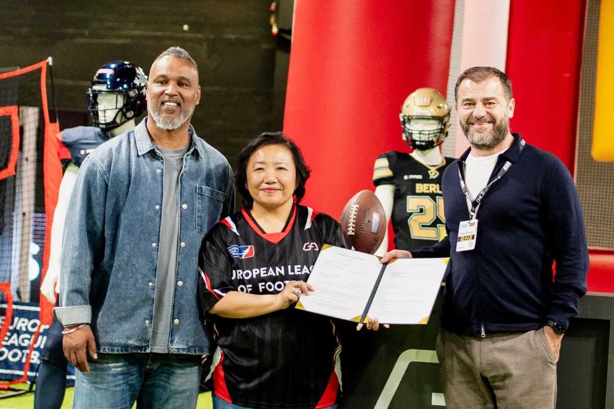 GYM AESTHETICS-Geschäftsführerin Miranda Wong (Mitte) mit ELF-CEO Zeljko Karajica (rechts) und ELF-D (© GYM AESTHETICS)