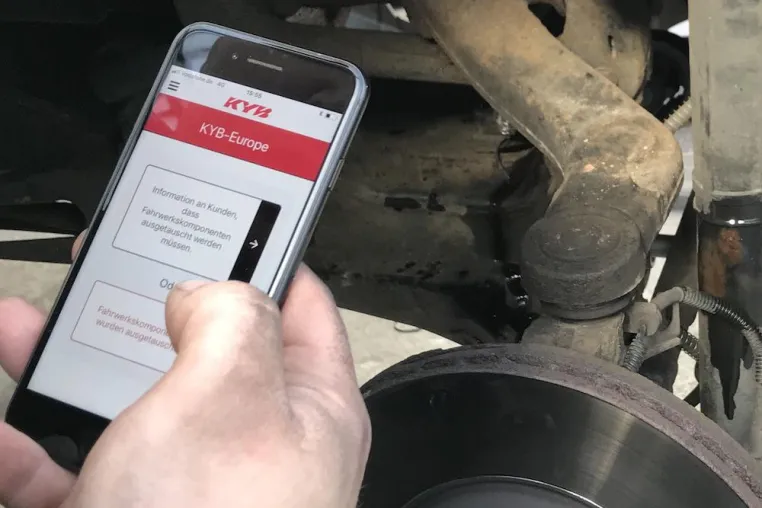 Bild: Beim Räderwechsel Federn und Stoßdämpfer überprüfen – App von KYB hilft bei der Dokumentation