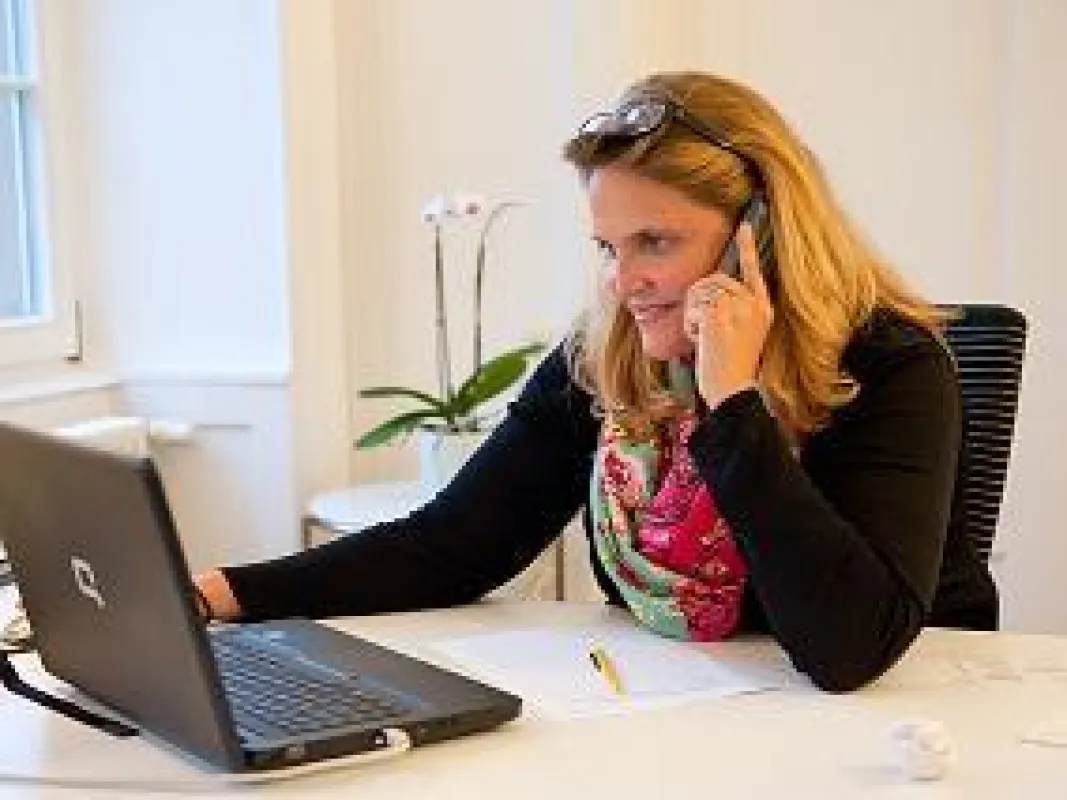 Dr. Ines Dornacher beantwortet telefonisch Fragen eines Patienten